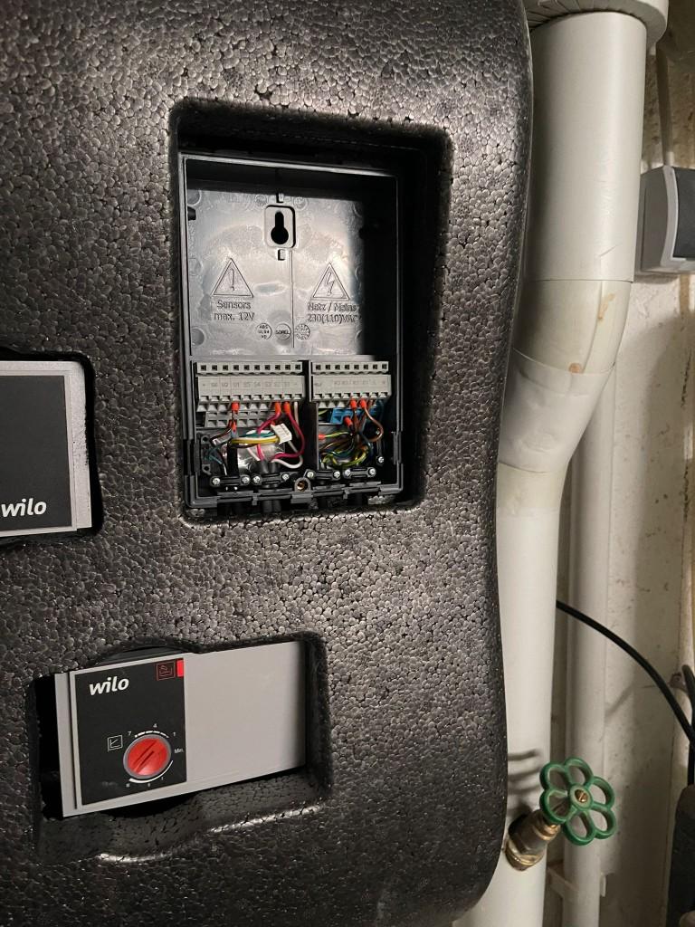 Detailaufnahme einer Heizungsanlage beim Notdienst-Einsatz wegen Warmwasserausfall (1/2)