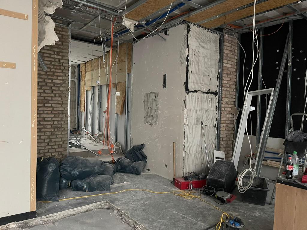 Gewerbeumbau in München: Abriss und Rohbau mit freigelegten Installationen, Baustellenkoordination und Elektriker am Verteiler (1/5)