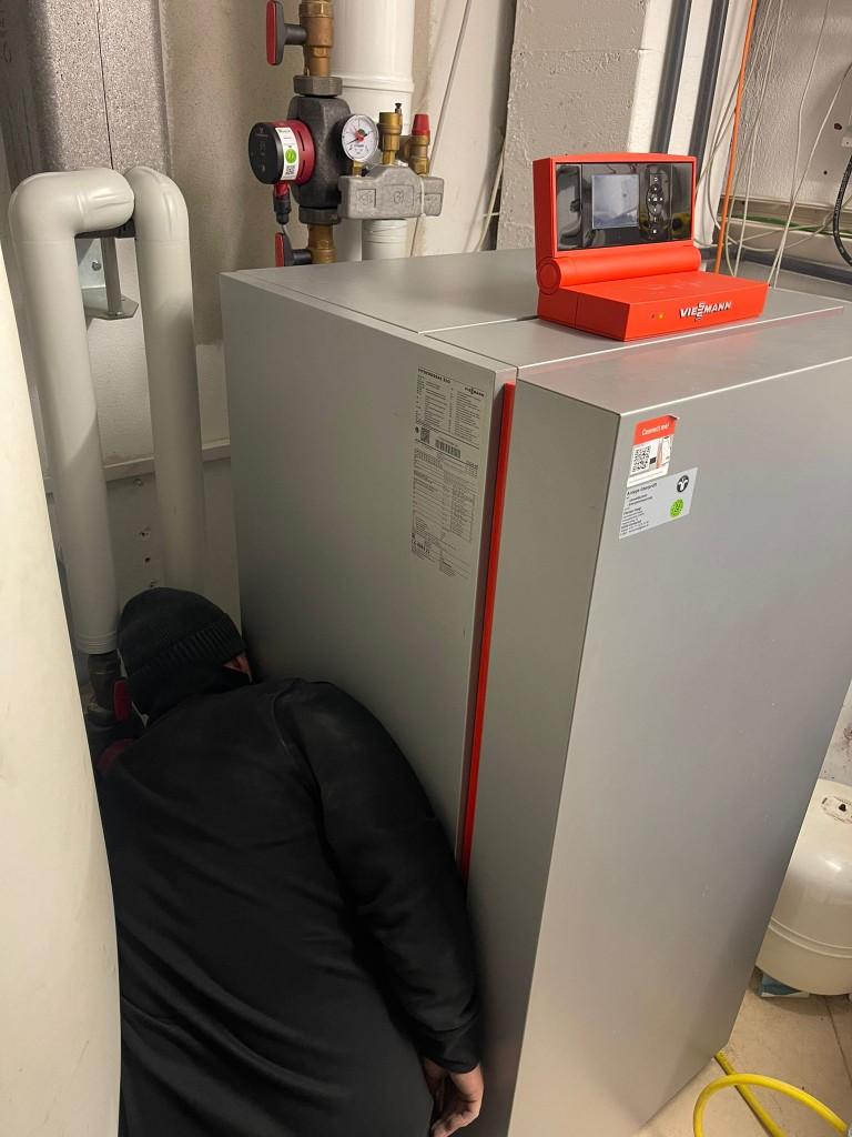 Grünwald Villa: Wartung Heizung und Sanitär — Viessmann-Anlage, Smart-Home-Fußbodenheizung, BWT-Wasserenthärtung und Steuerungsprüfung im Technikraum (1/5)