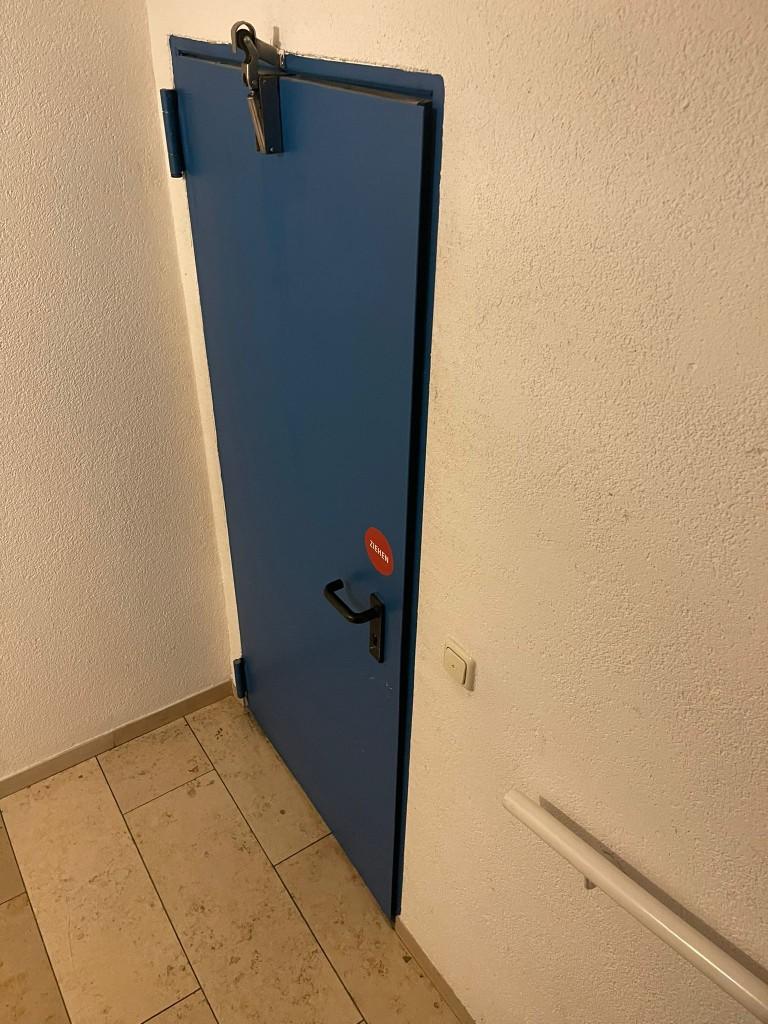 Wohnanlage Ottobrunn: Zugang Technikraum, Hebeanlage mit Steigleitungen und Schaltschrank mit Pumpen-Handeinschaltung nach Notdienst-Koordination (1/3)