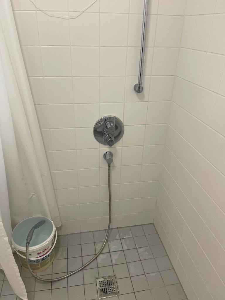 Kindergarten: Sanitär-Notdienst an Unterputz-Duscharmatur mit Thermostat — Demontage, Kartuschenwechsel, Funktions- und Dichtheitsprüfung in der Dusche (1/3)