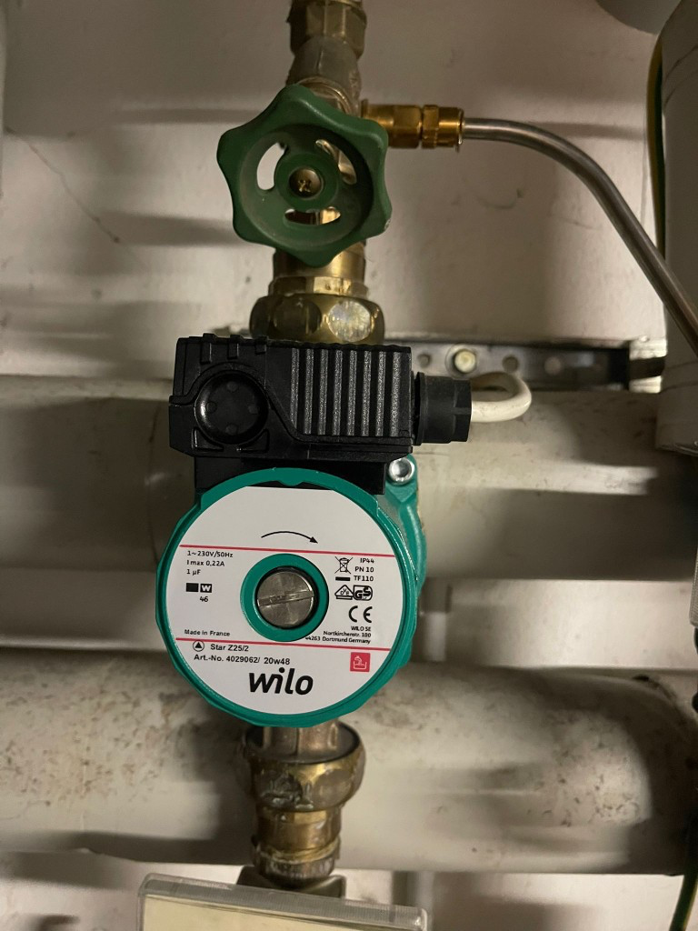 Technikraum München: Wilo Star Umwälzpumpe und isolierte Heizungsrohrleitungen nach Notdienst-Einsatz bei Warmwasserausfall (1/2)