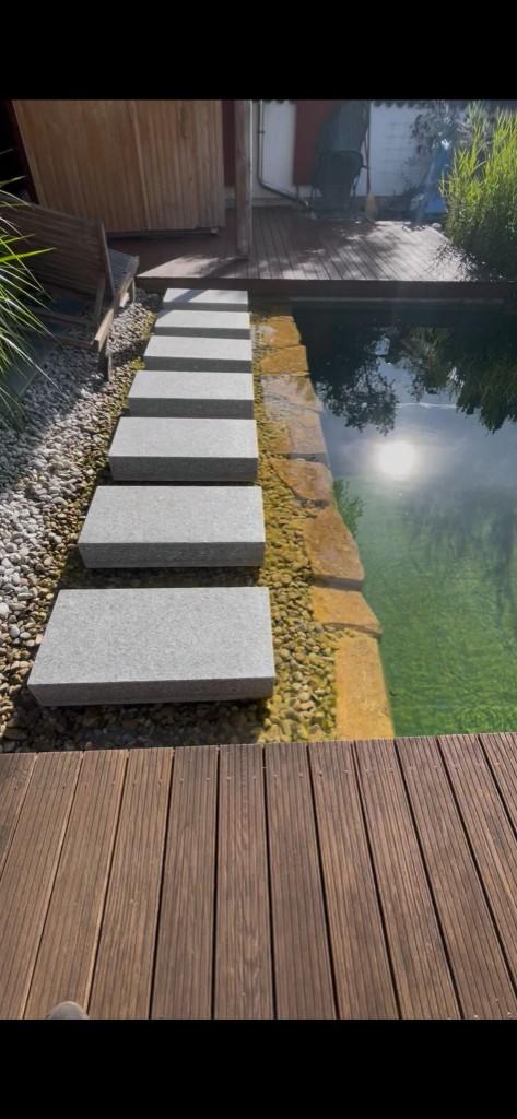 Terrassen- und Steganlage in Bogenhausen: Außendielen mit Bio-Osmoholz-Öl, Granit-Trittsteine, Naturpool und präzise Übergänge zwischen Holz, Wasser und Garten (1/4)
